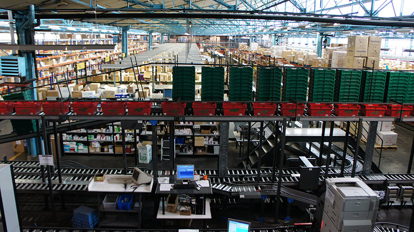 Almacén robotizado de Novaltia con cintas transportadoras y sistemas automatizados de distribución farmacéutica.