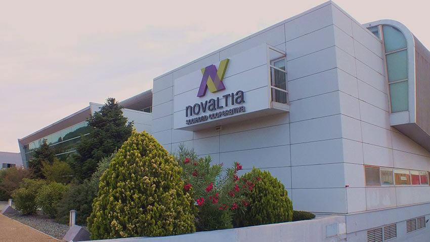 Fachada de la sede de Novaltia en Zaragoza con logotipo corporativo, referente en distribución farmacéutica cooperativa.