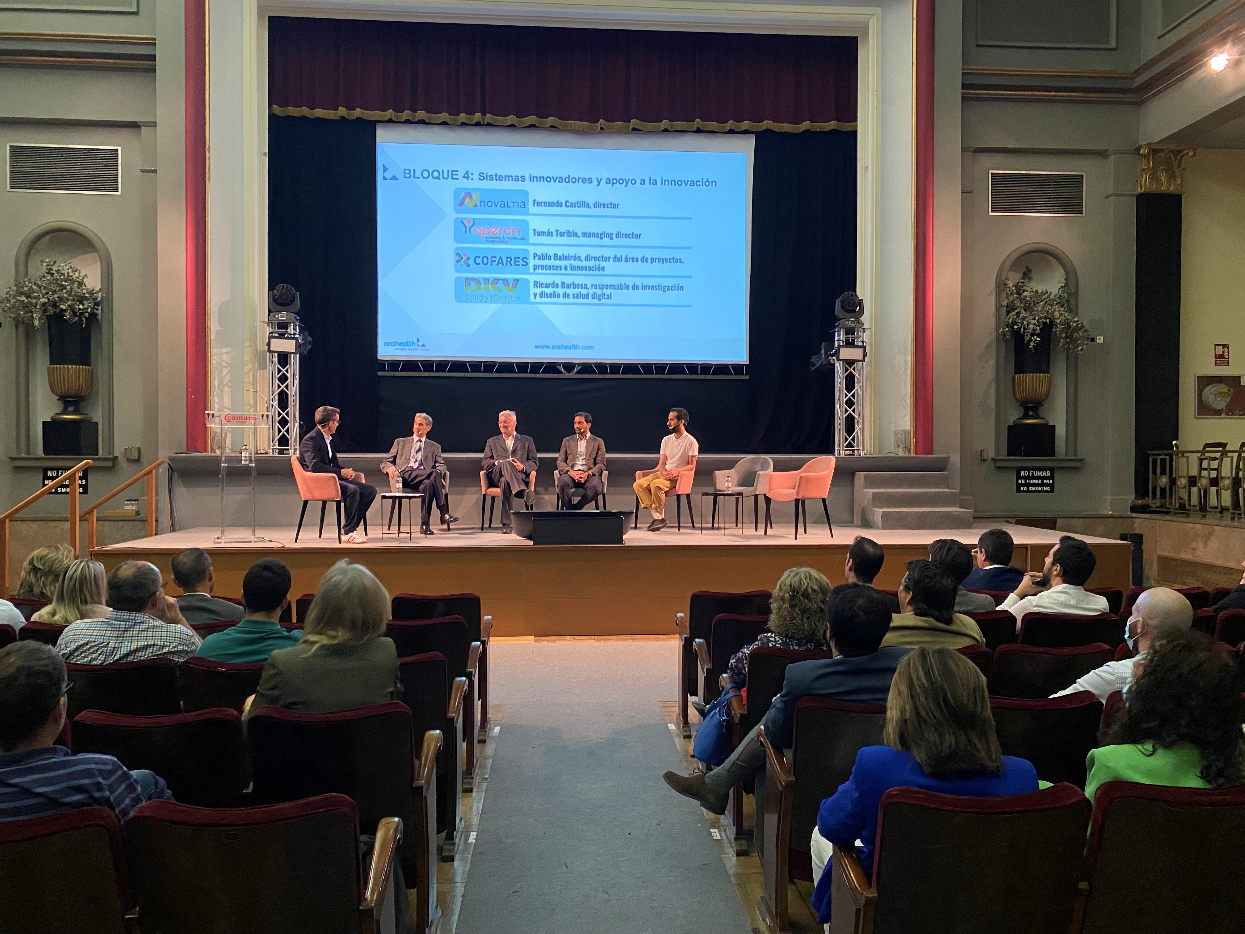 Mesa redonda de la jornada de Arahealth sobre innovación en salud, con la participación de representantes de Novaltia y otros proyectos tecnológicos en Aragón.