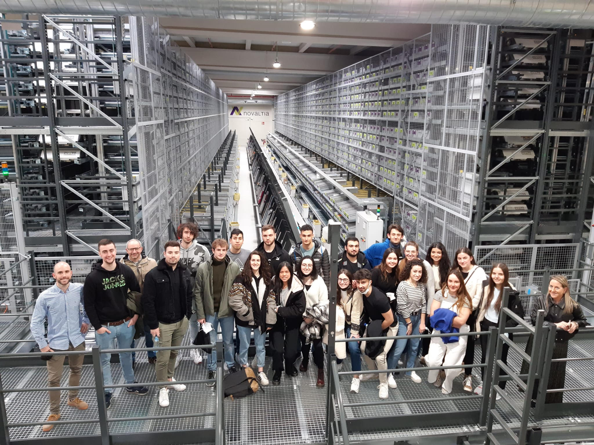 Alumnos del grado de Farmacia de la UPV/EHU durante su visita al almacén robotizado de Novaltia en Lezama, acompañados por el equipo de Dirección Técnica.