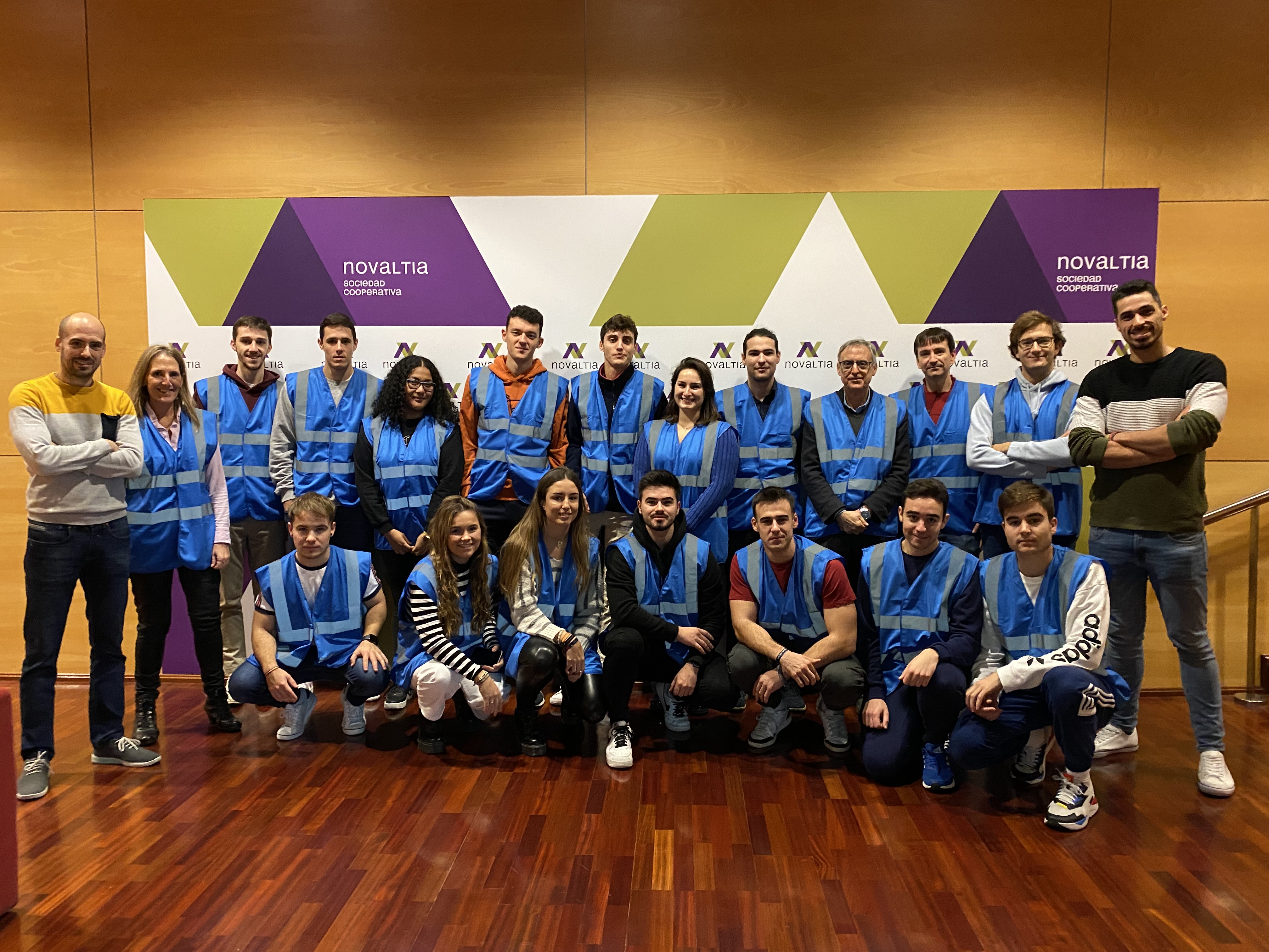 Grupo de alumnos del grado de Ingeniería en Organización Industrial de la EUPLA-UNIZAR durante su visita a las instalaciones de Novaltia en Zaragoza, acompañados por profesionales de la cooperativa.