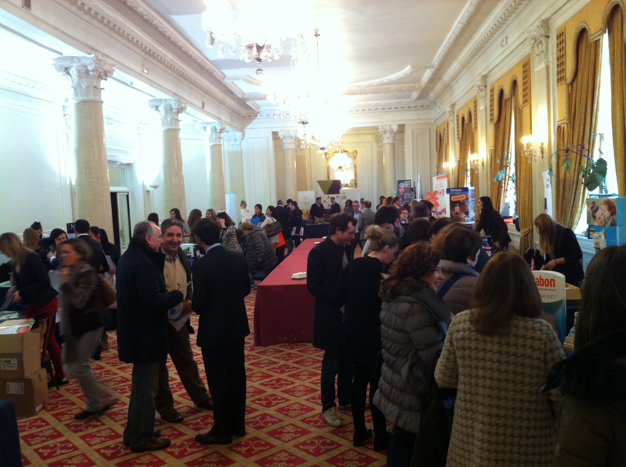 Expofarma 2015 en Bilbao con farmacéuticos recorriendo los stands de parafarmacia durante la jornada organizada por Novaltia.