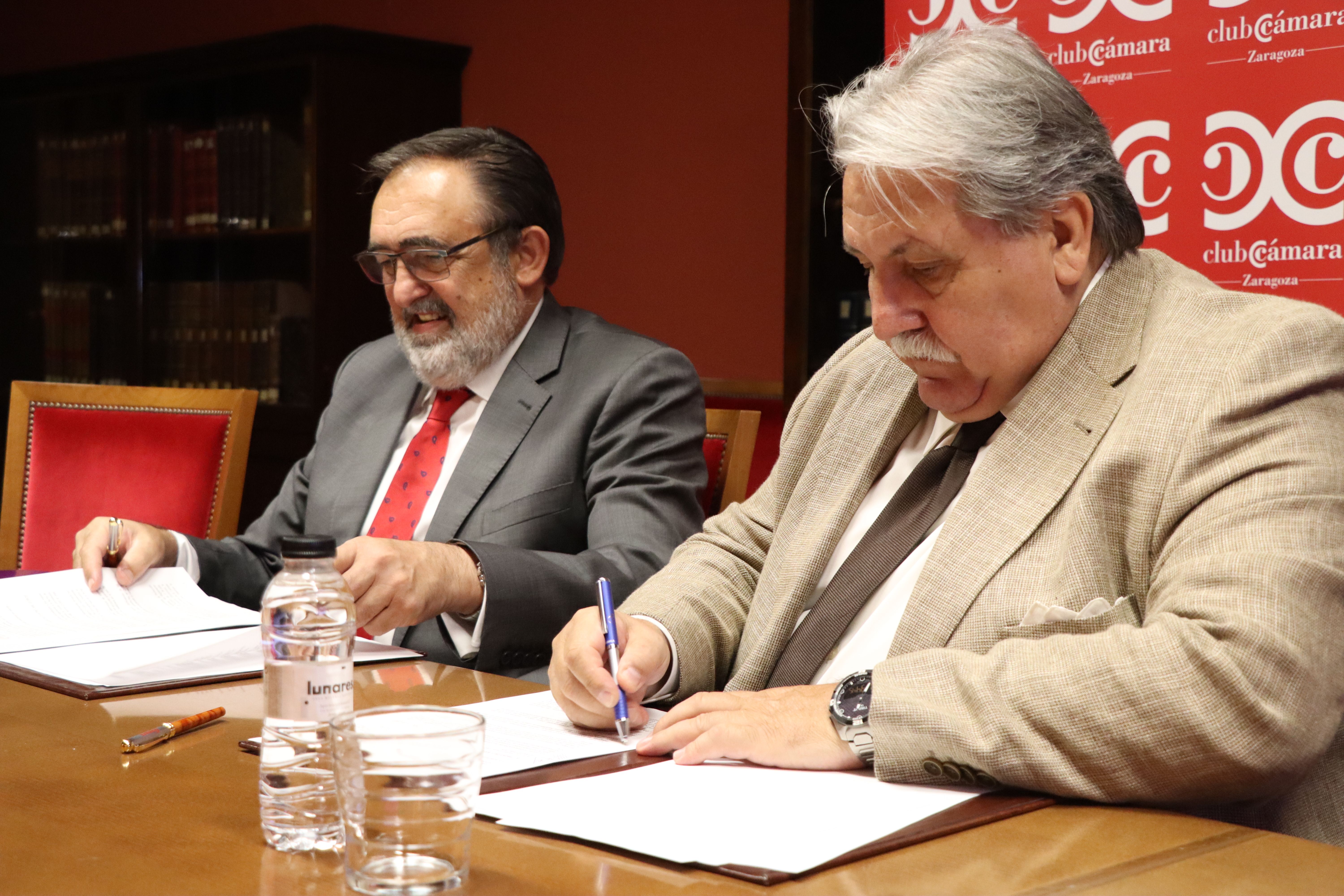 Firma del acuerdo de incorporación de Novaltia al Club Empresa Líder de la Cámara de Comercio de Zaragoza por parte de sus presidentes.