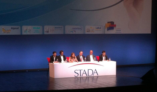 Mesa redonda de las IV Jornadas de Farmacia Activa organizadas por STADA en Madrid, con expertos en gestión y liderazgo farmacéutico durante una de las ponencias del encuentro.