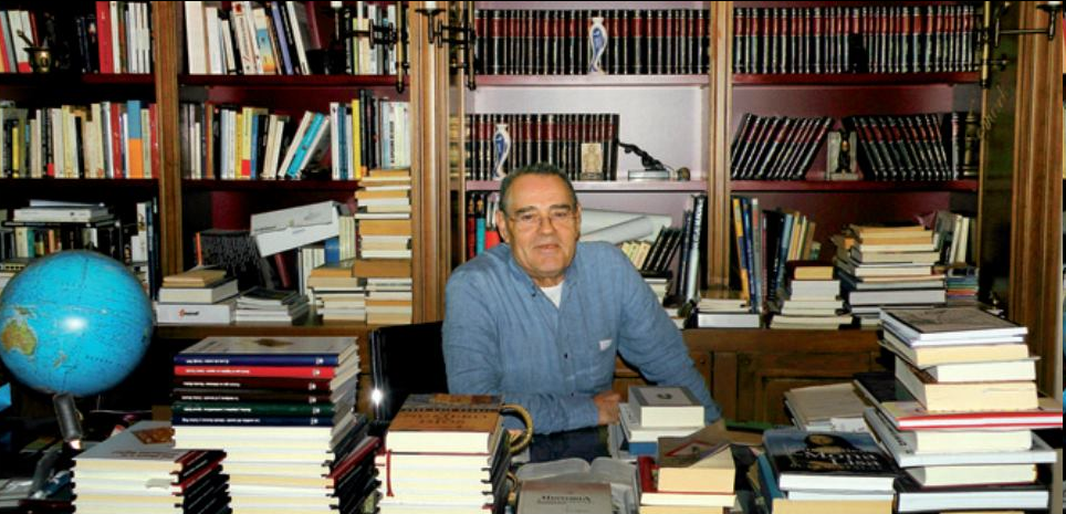 Luis Nuño, autor del libro Elemental, posando en su biblioteca personal rodeado de libros, reflejo de su trayectoria intelectual y su interés por la historia, la ciencia y el pensamiento humanista.