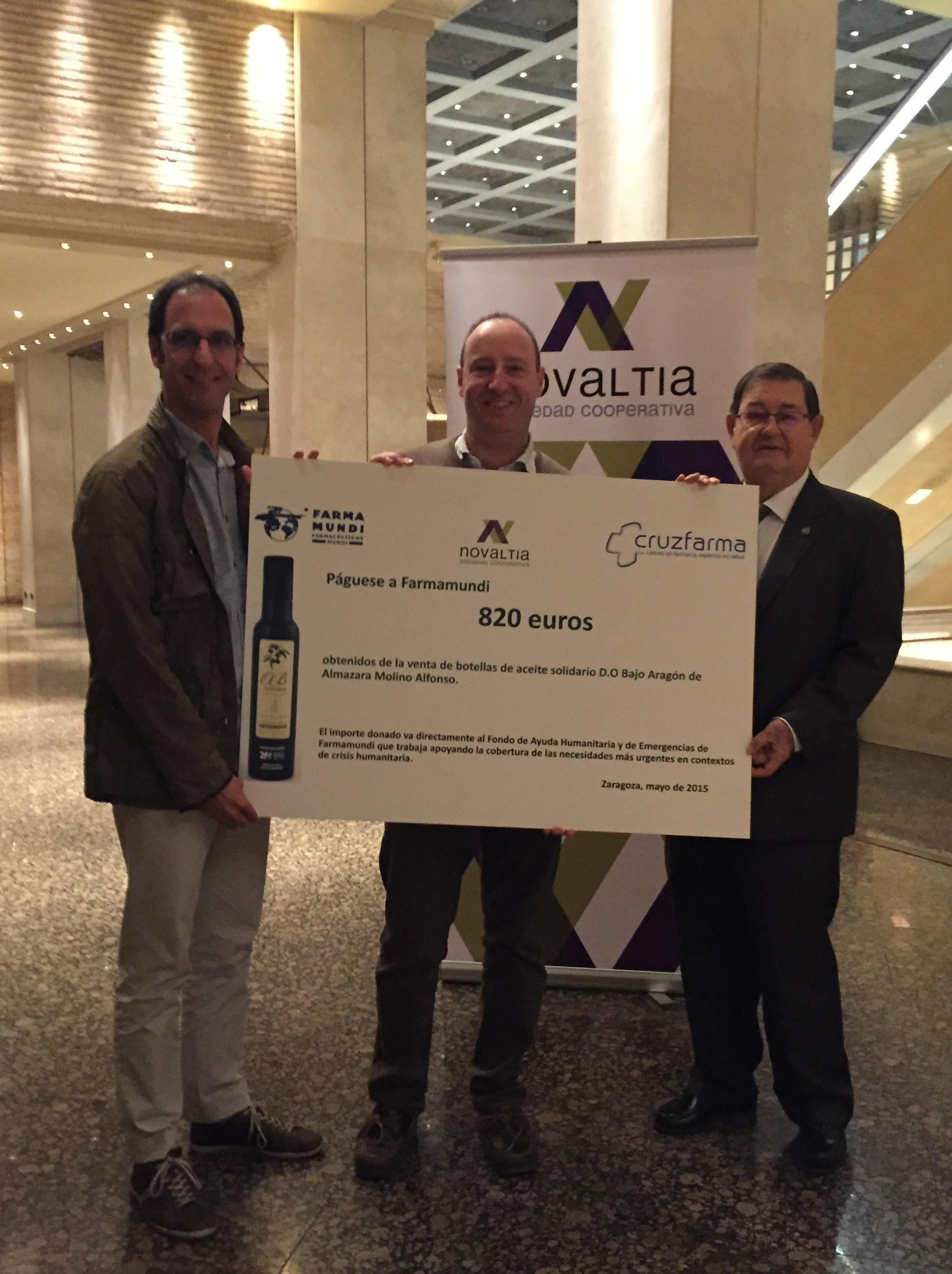 Representantes de Novaltia y Almazara Molino Alfonso entregan a Farmamundi un cheque por valor de 820 euros procedentes de la venta de aceite solidario con D.O. Bajo Aragón.