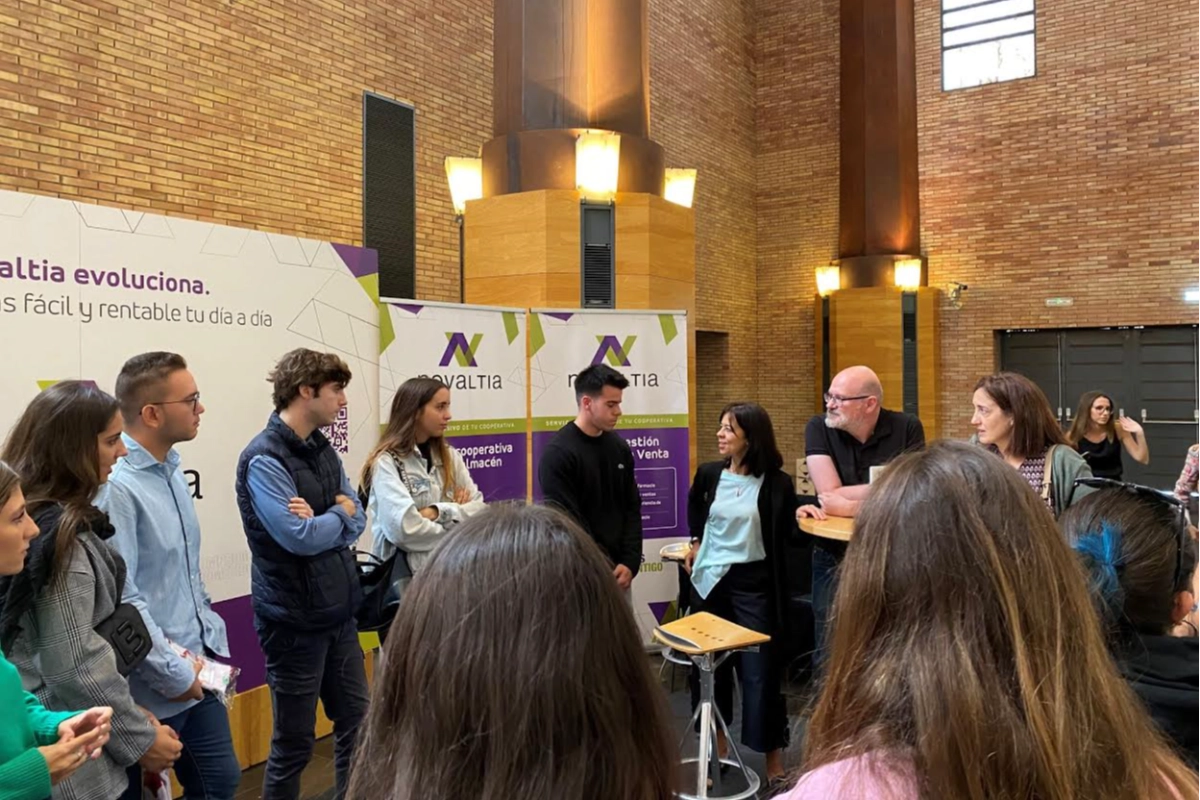 Profesionales del sector farmacéutico intercambian experiencias en el espacio de Novaltia durante Expofarma 2023, la jornada profesional organizada por el Grupo Unnefar en Zaragoza.