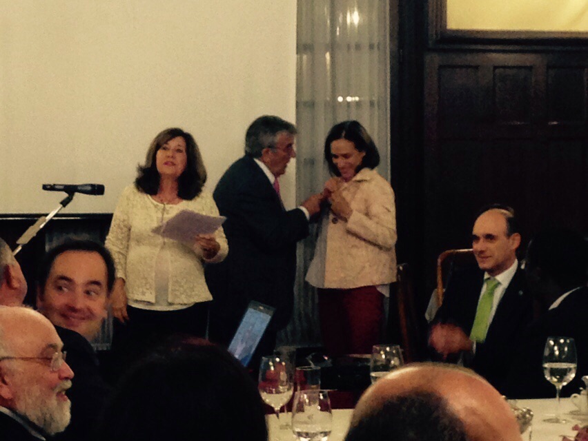 Ángela Angoitia recibe el reconocimiento a Novaltia durante la cena benéfica del 25 aniversario de Farmacéuticos Sin Fronteras en Bilbao.