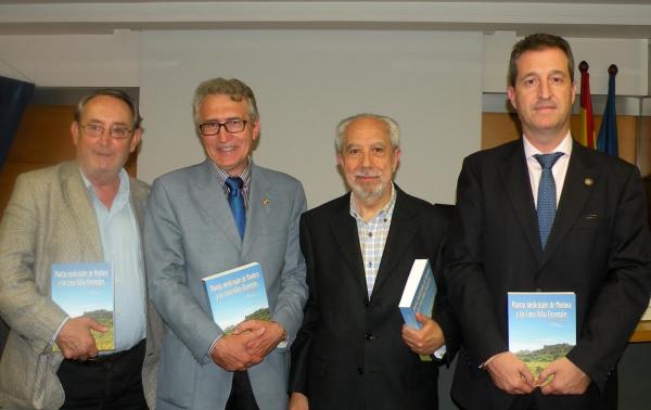 Acto de presentación del libro Plantas Medicinales de Monlora y las Cinco Villas Orientales celebrado en el Colegio Oficial de Farmacéuticos de Zaragoza, con la participación de su autor, Jesús Catalán, y representantes institucionales.