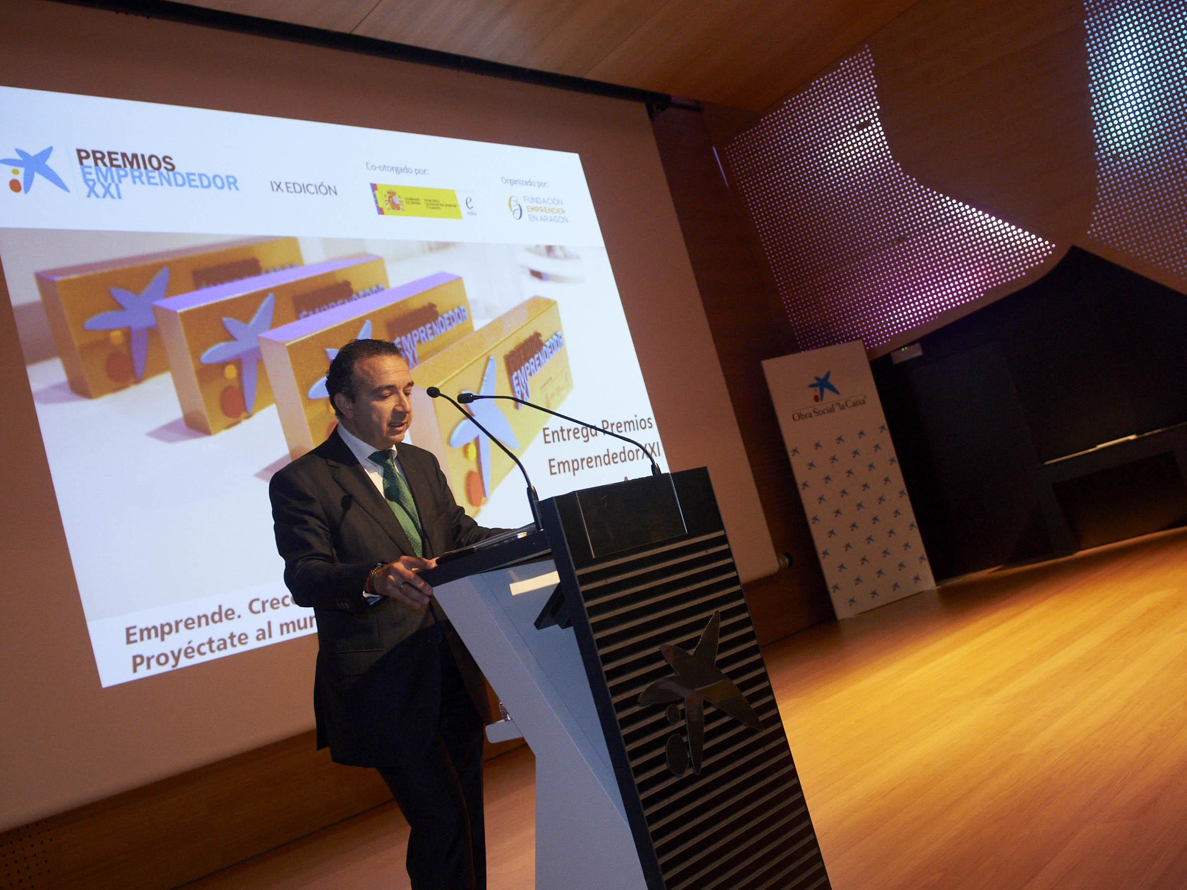 Raúl Marqueta, director territorial de “la Caixa” en Aragón y La Rioja, durante el acto de entrega de los Premios EmprendedorXXI en Aragón.