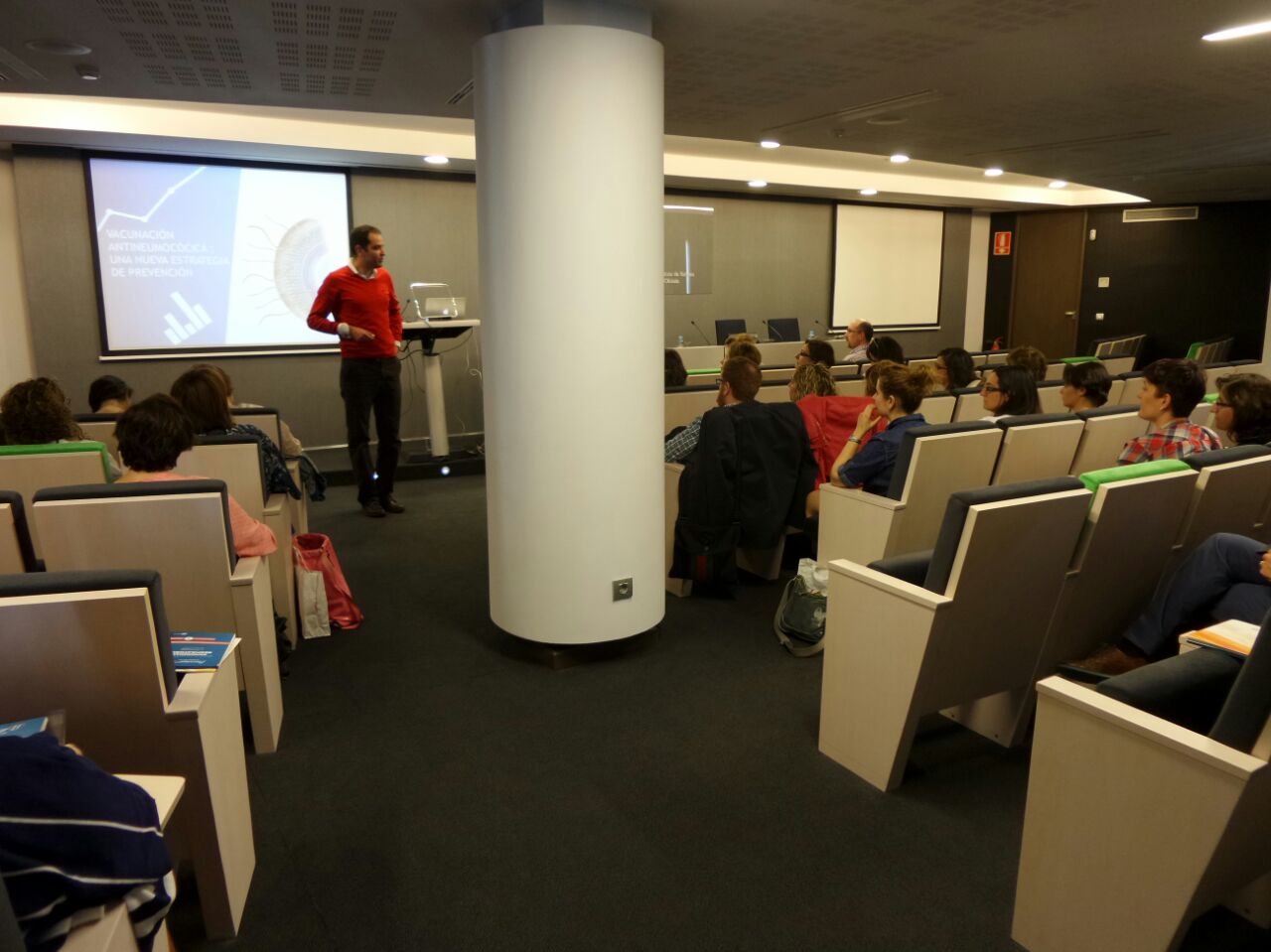 Rubén García de la Vega imparte un taller formativo sobre vacunación neumocócica a farmacéuticos en una sesión celebrada en Bilbao y Zaragoza.