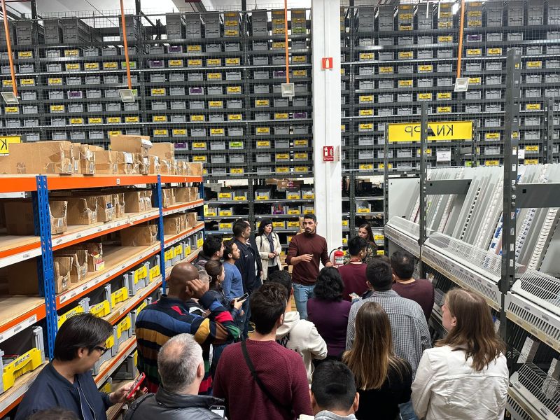 Estudiantes del Zaragoza Logistics Center durante una visita técnica al almacén de Novaltia, conociendo los procesos logísticos de la distribución farmacéutica.