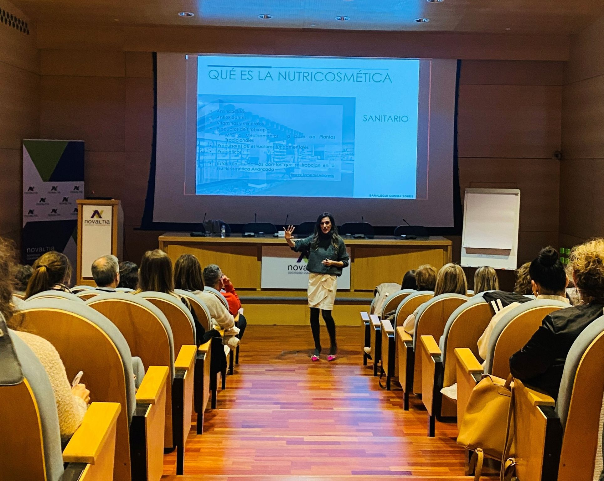 Beatriz Saralegui imparte una sesión formativa en Novaltia sobre nutricosmética dirigida a los socios de la cooperativa.