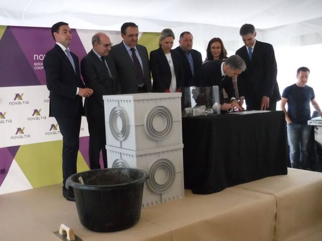 Momento del acto de colocación de la primera piedra del nuevo almacén de Novaltia en Vizcaya, con representantes institucionales y de la cooperativa.