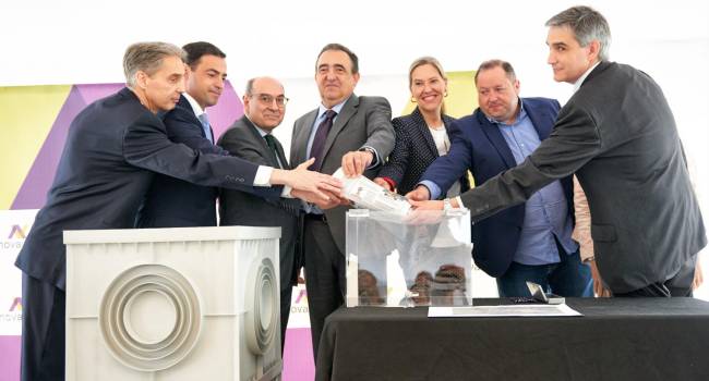 Representantes institucionales y directivos de Novaltia participan en el acto simbólico de colocación de la primera piedra del nuevo almacén de la cooperativa en Vizcaya, un hito estratégico en la ampliación de su capacidad logística.