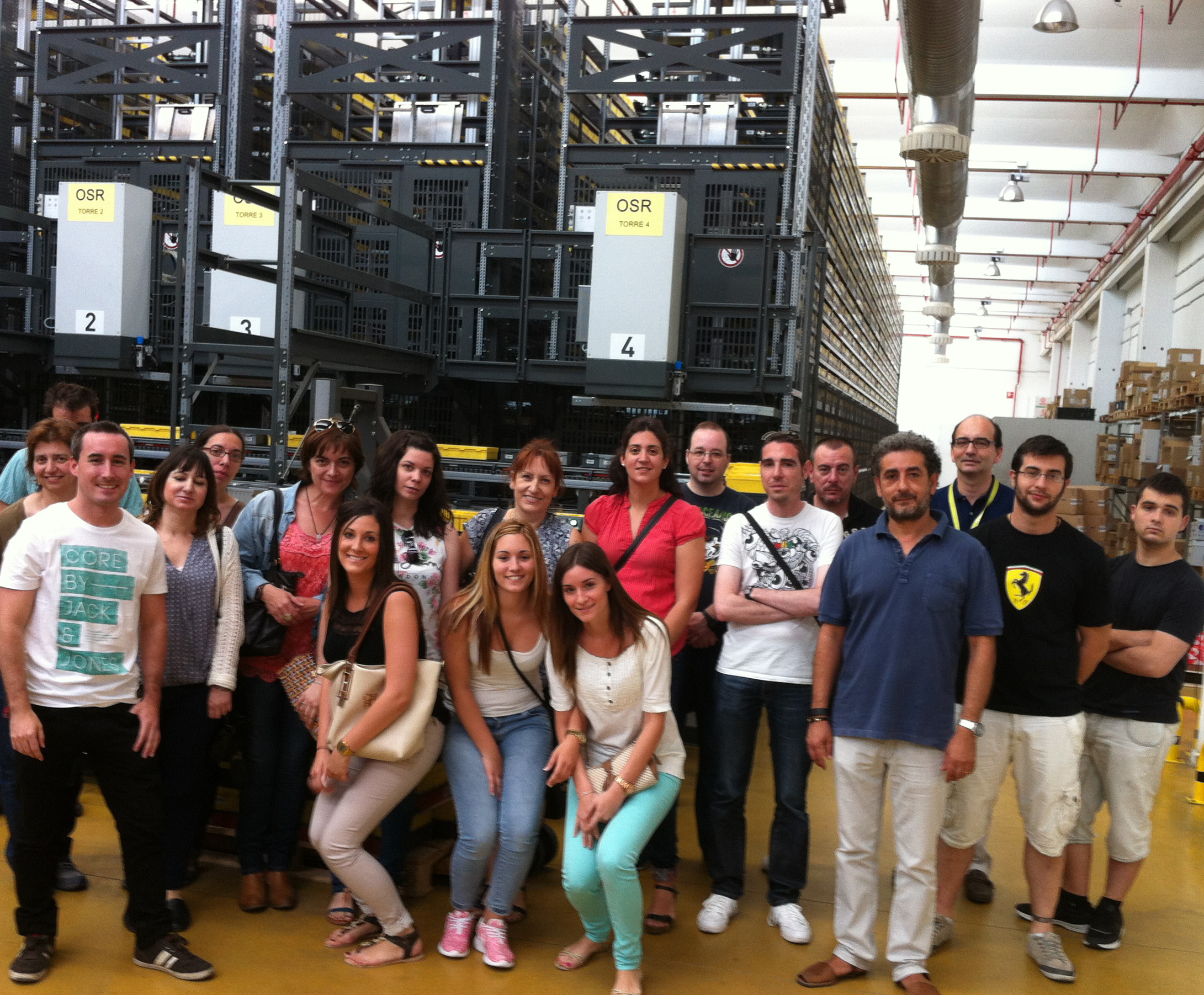 Grupo de alumnos del Centro de Estudios San Miguel durante su visita a las instalaciones logísticas de Novaltia.