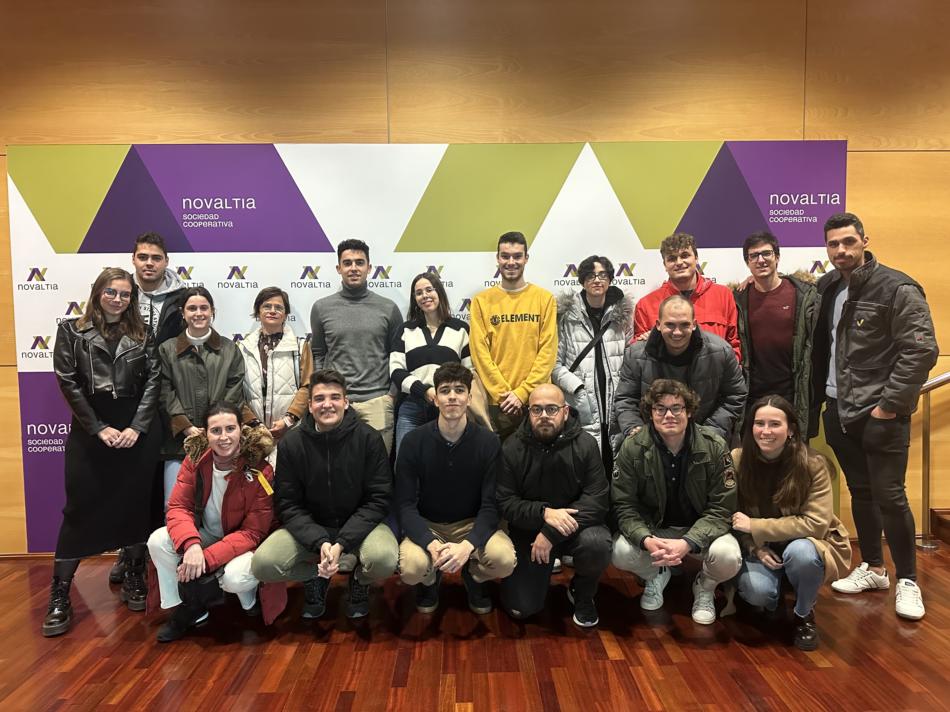 Estudiantes del máster en operaciones productivas y logísticas ERP de la Universidad de Zaragoza durante su visita a las instalaciones de Novaltia en Zaragoza.