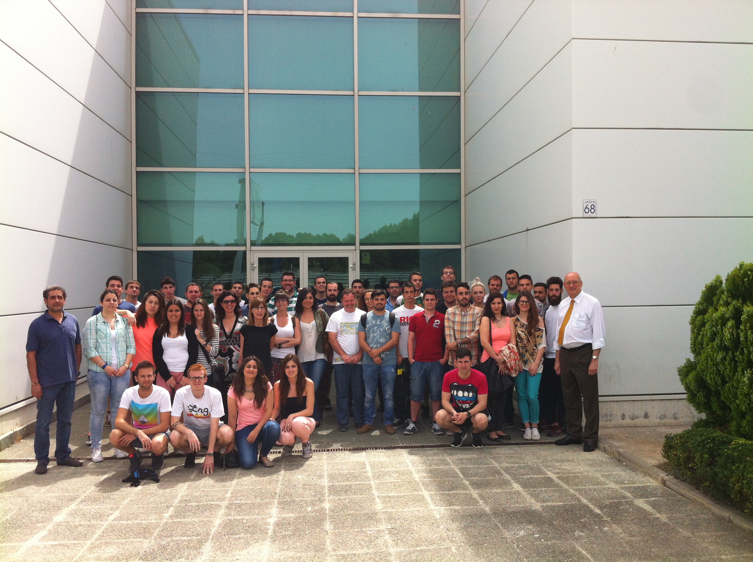Alumnos de Formación Profesional del CPI Los Enlaces de Zaragoza durante su visita a Novaltia