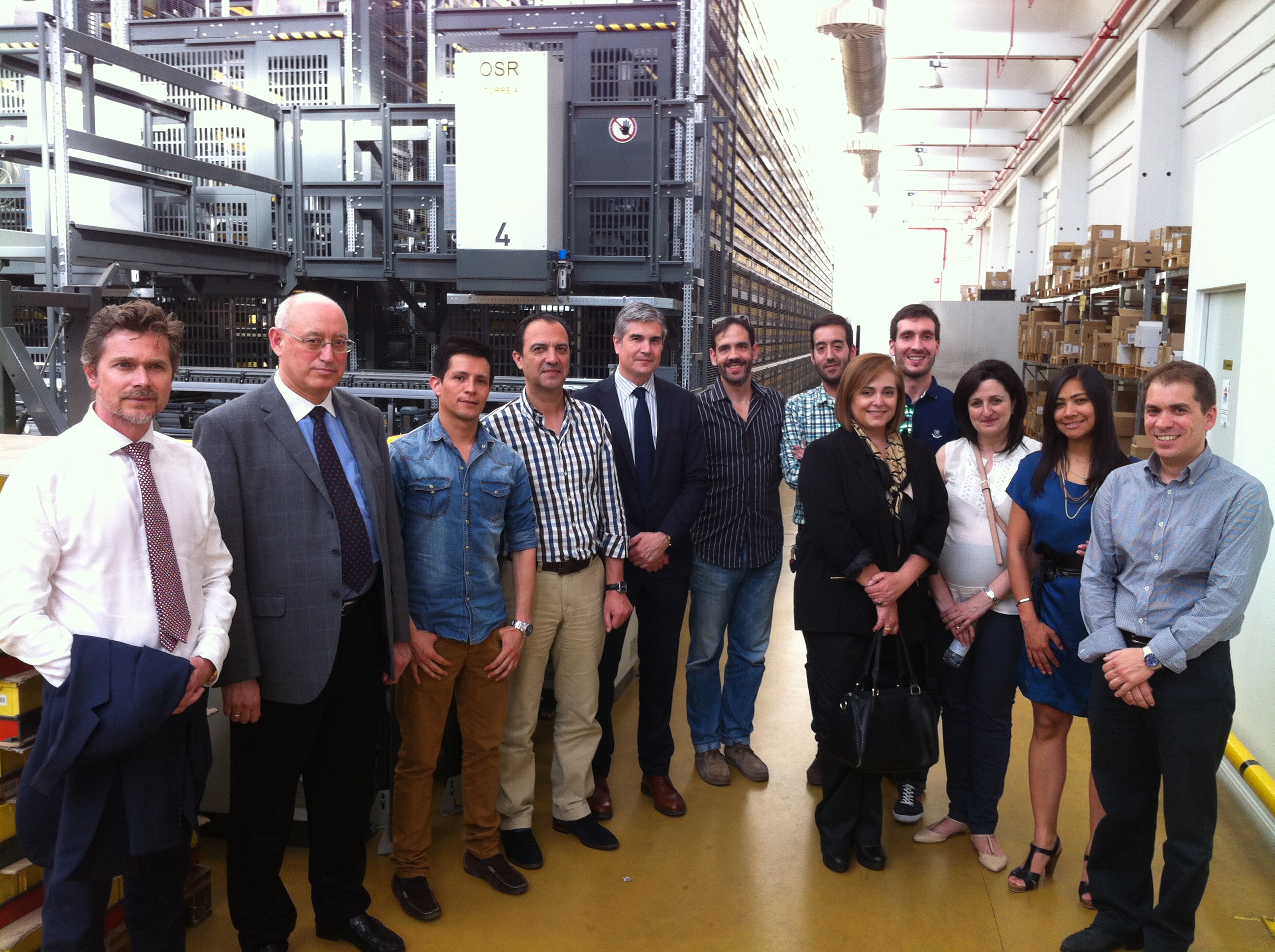 Grupo de alumnos del Máster de la Universidad San Jorge durante su visita al almacén robotizado de Novaltia en Zaragoza. máster de la Universidad San Jorge durante su visita formativa a las instalaciones de Novaltia.