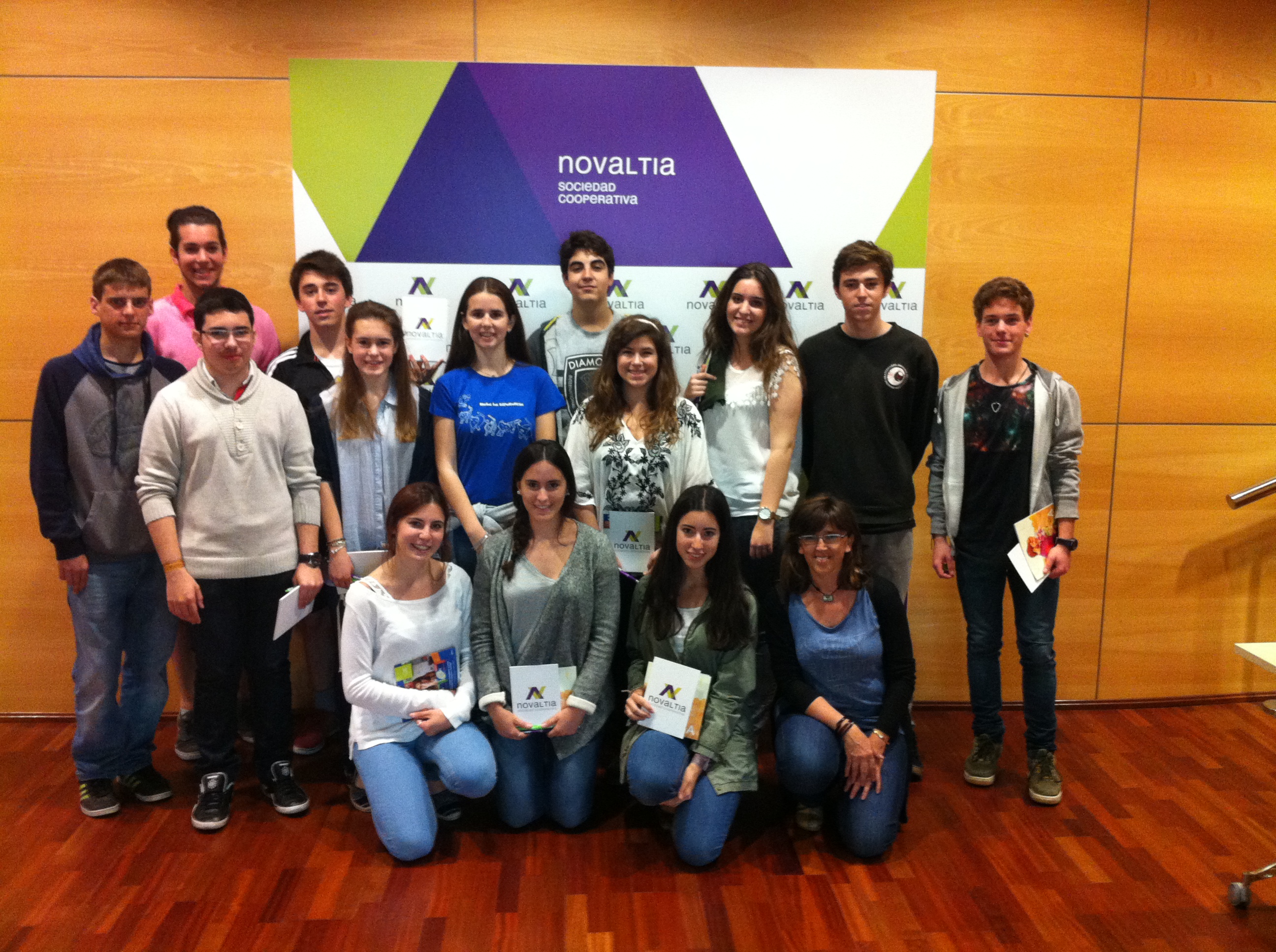 Grupo de estudiantes posando en las instalaciones de Novaltia durante una visita formativa.