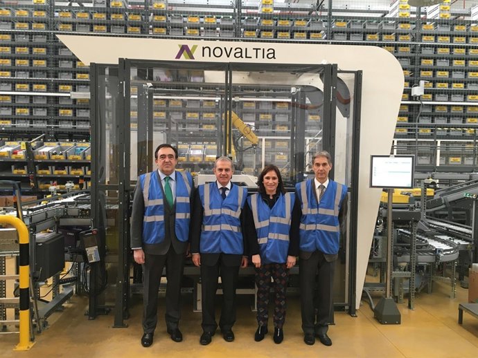 Visita institucional al almacén robotizado de Novaltia en Zaragoza durante el recorrido por las instalaciones logísticas.