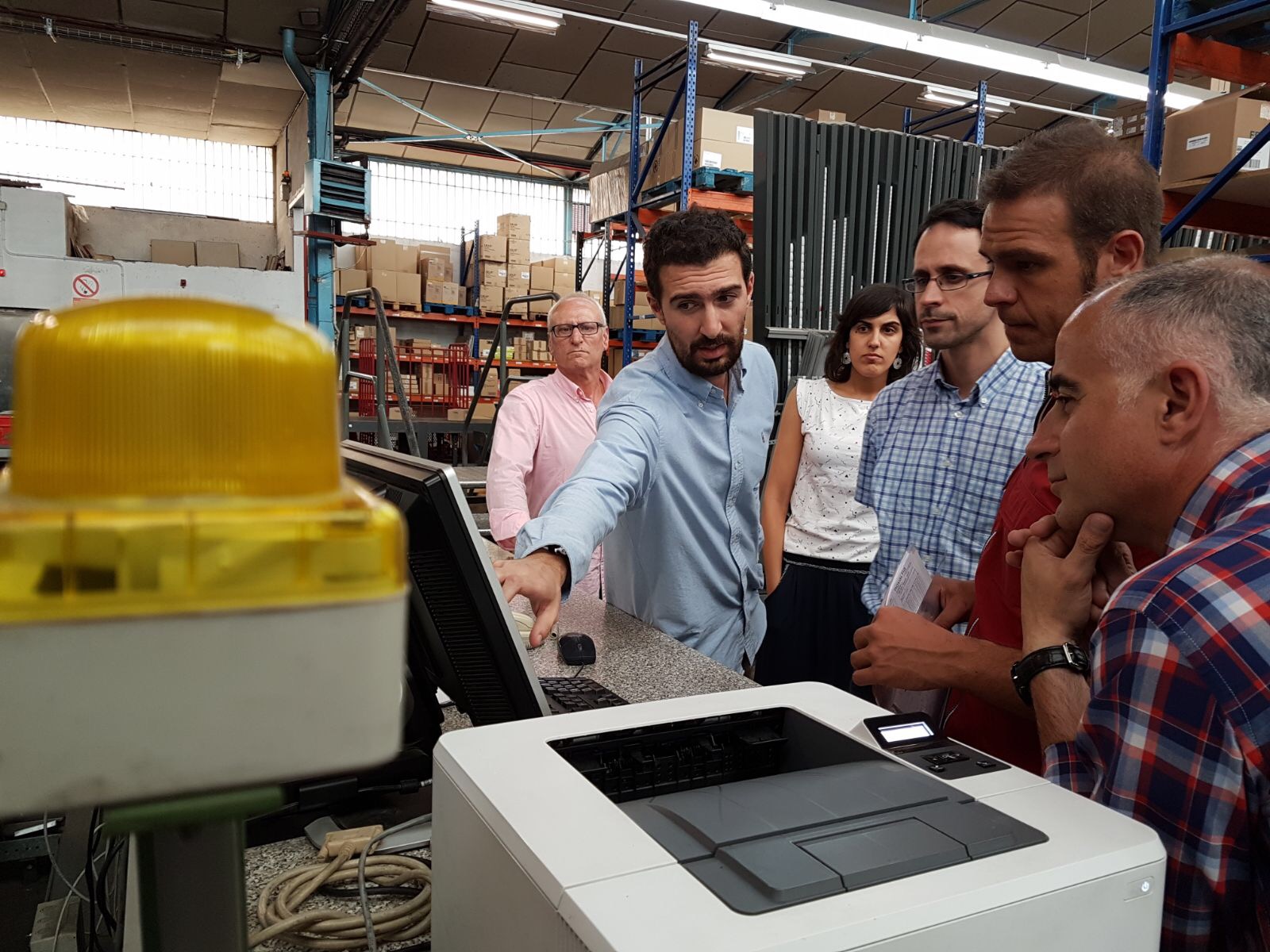 Socios de Novaltia observan la explicación del sistema de clasificación de productos en el almacén de Zaratamo.