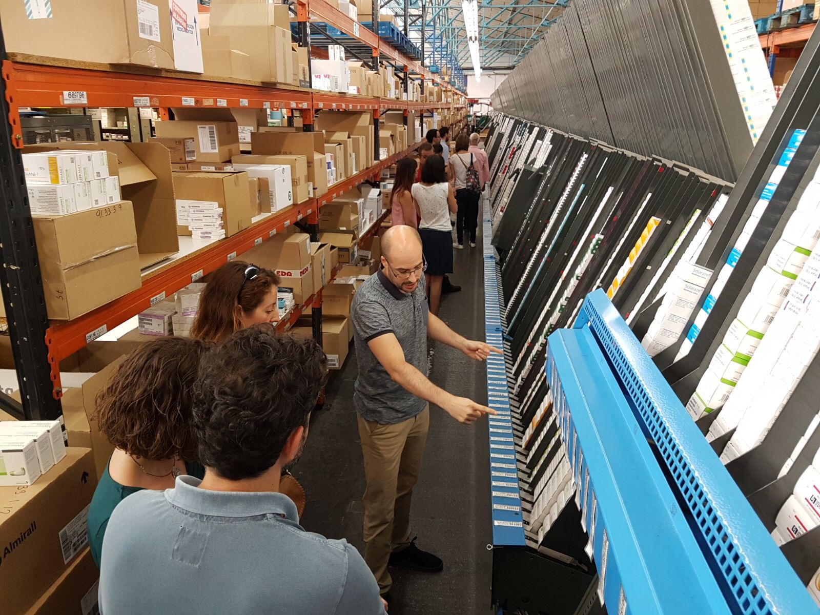 Socios de Novaltia observan la explicación del sistema de clasificación de productos en el almacén de Zaratamo.