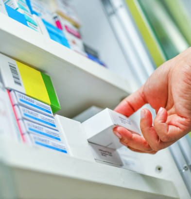 Selección de medicamentos en el almacén de Novaltia para su distribución a farmacias socias.